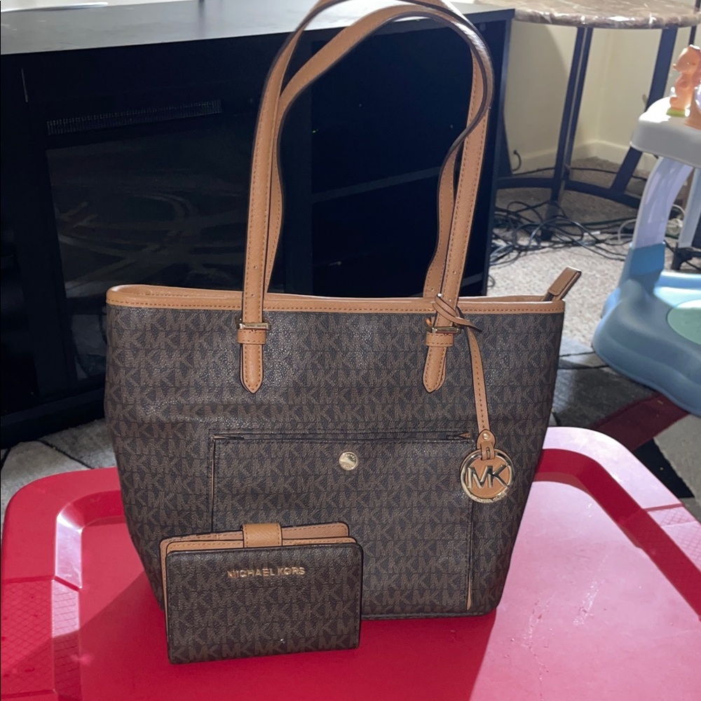 Micheal Kors Brown and Tan Tote Bag matching Wallet 14”W x 11.5” H 🔥Both NWOT